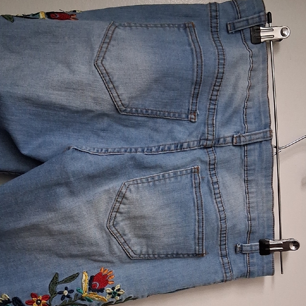 Embroidered Light Denim Caprus, Size 6 Petite - Picture 10 of 11